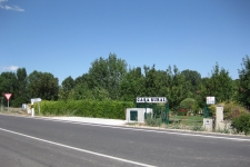 Entrada (vista desde la carretera)